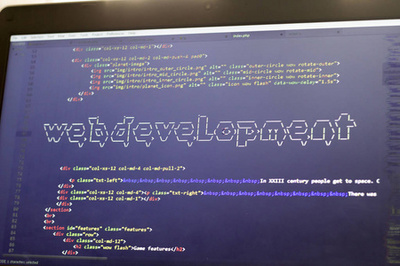 日落余暉中的代碼時(shí)光 現(xiàn)代Web開發(fā)者的數(shù)字工作臺(tái)